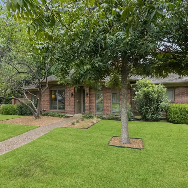 COUNTRY CLUB LIFESTYLE STEPS FROM NORTHAVEN TRAIL