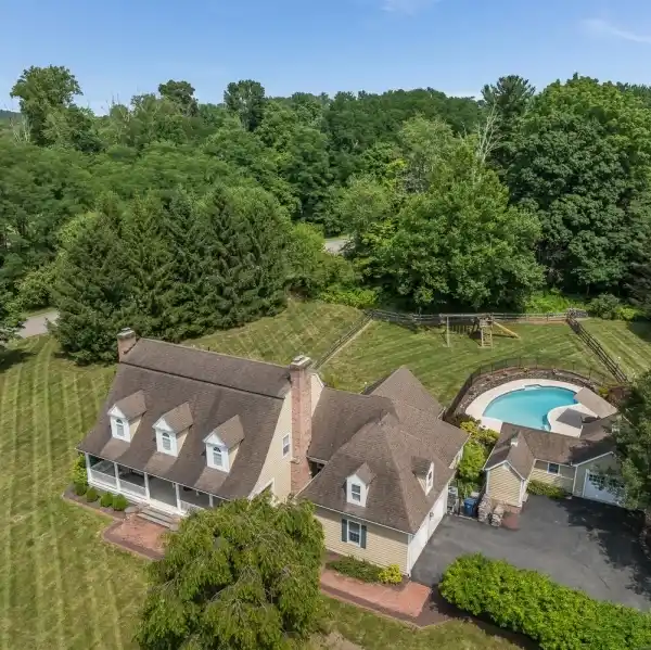 EYE-CATCHING SOUTHERN COLONIAL