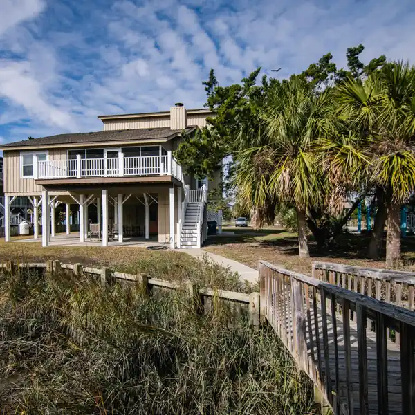 BEAUTIFUL BEACH-CLOSE HOME
