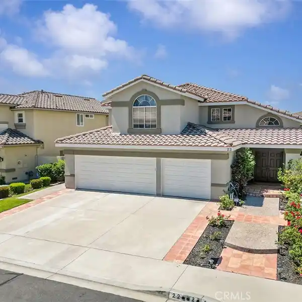 STUNNING HOME WITH SPARKLING POOL