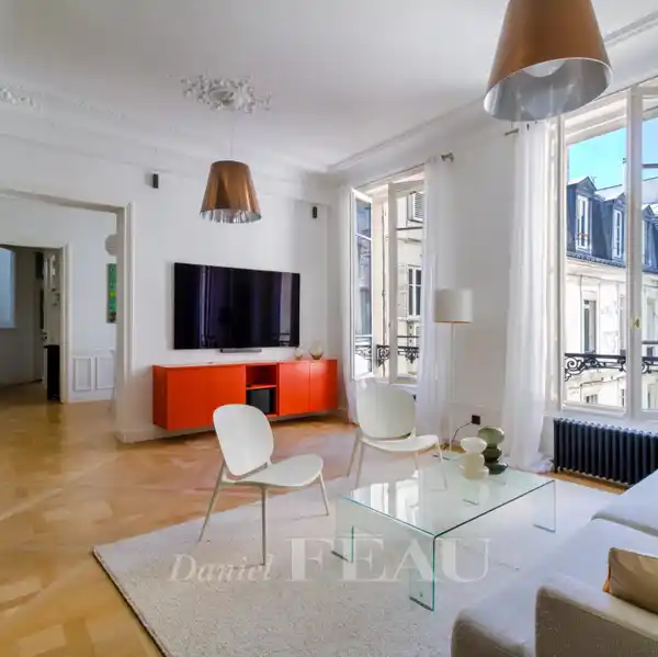 RENOVATED APARTMENT IN A FINE PERIOD BUILDING