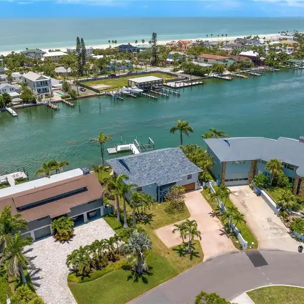 LIVE THE ULTIMATE WATERFRONT LIFESTYLE