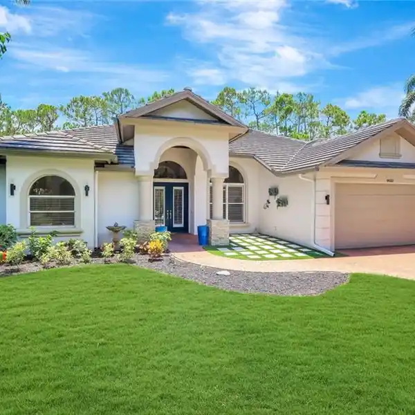 SPACIOUS ELEGANCE IN SOUGHT-AFTER WILSHIRE LAKES