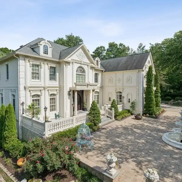 SPECTACULARLY APPOINTED MANOR