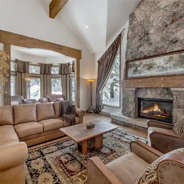 STUNNING SKI-IN/SKI-OUT PROPERTY