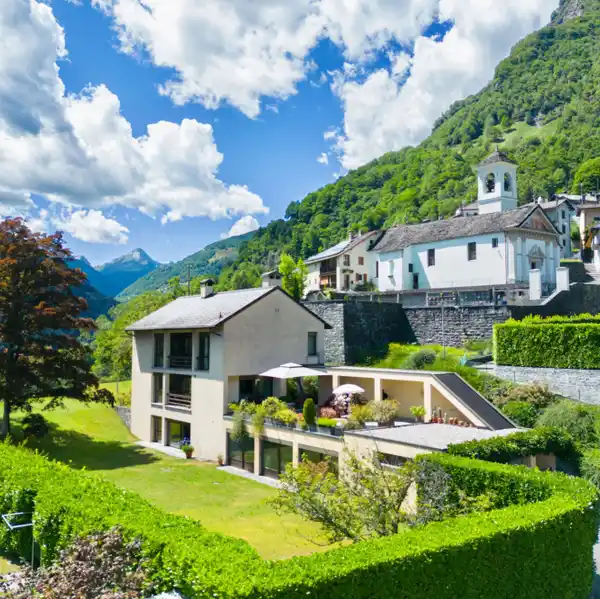 SPACIOUS VILLA SURROUNDED BY GREENERY