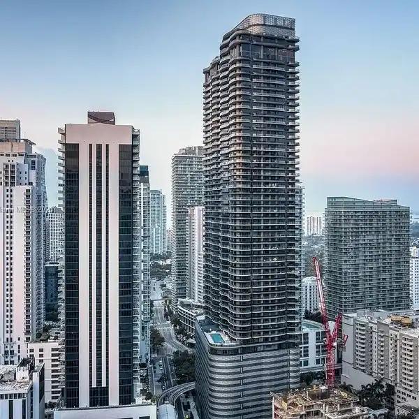 OUTSTANDING UNIT AT EXCLUSIVE BRICKELL FLATIRON