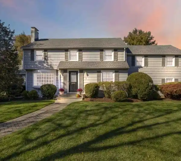 CHARMING COLONIAL IN DESIRABLE CONVENT STATION