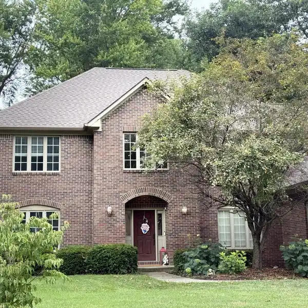 EXQUISITE CUSTOM RESIDENCE IN A DESIRABLE NEIGHBORHOOD