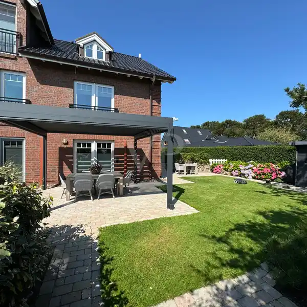 ELEGANT RESIDENCE WITH GARDEN