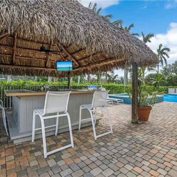 SPACIOUS CONDO IN OLD NAPLES