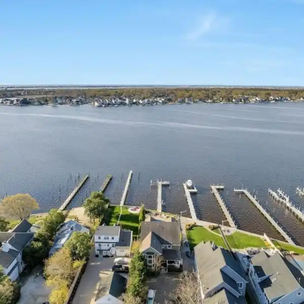 EXPANSIVE WATERFRONT RESIDENCE