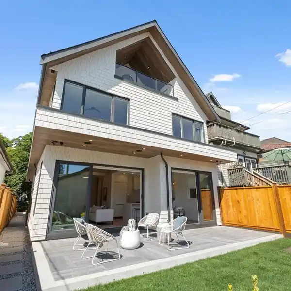 STYLISH DUPLEX IN MOUNT PLEASANT