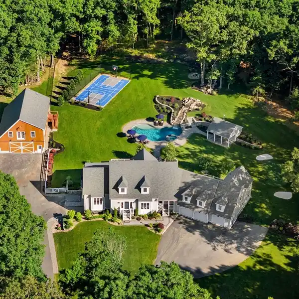 EXTRAORDINARY PROPERTY IN A PRIME LOCATION