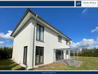 Beautiful Living with a Versatile Layout