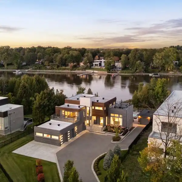 PRESTIGIOUS WATERFRONT RESIDENCE