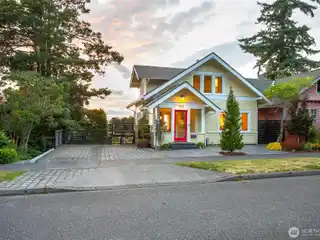 Beautifully Restored Turn-of-the-century Craftsman