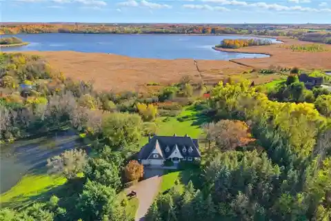Elegance Meets Tranquility on Whaletail Lake