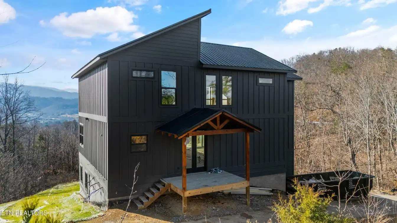 Stunning New Smoky Mountains Cabin