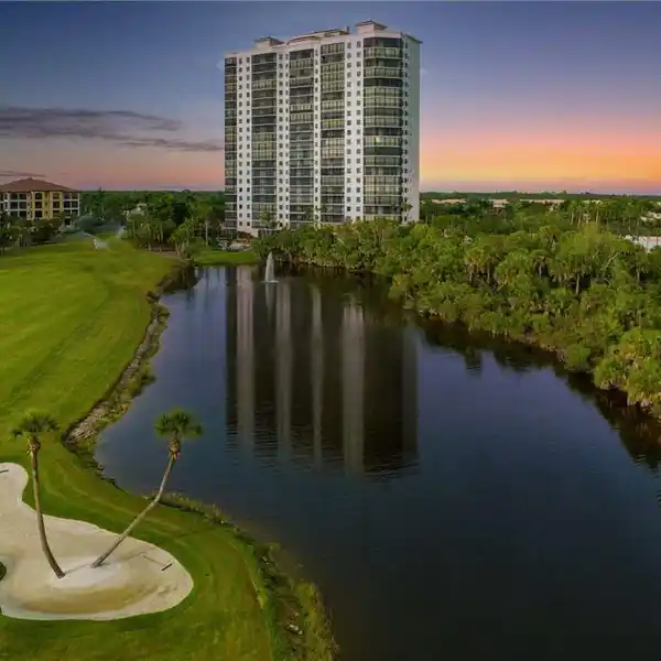 INDOOR-OUTDOOR LIVING WITH FLOOR-TO-CEILING GLASS