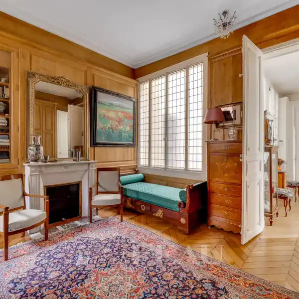 EXQUISITELY DETAILED LUXURY APARTMENT