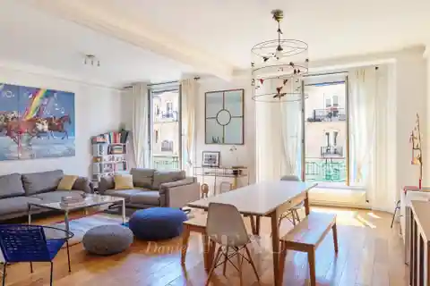Southwest-Facing Charm in Convention District