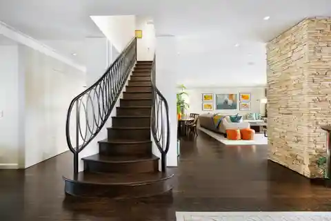 Huge Townhouse-like Duplex