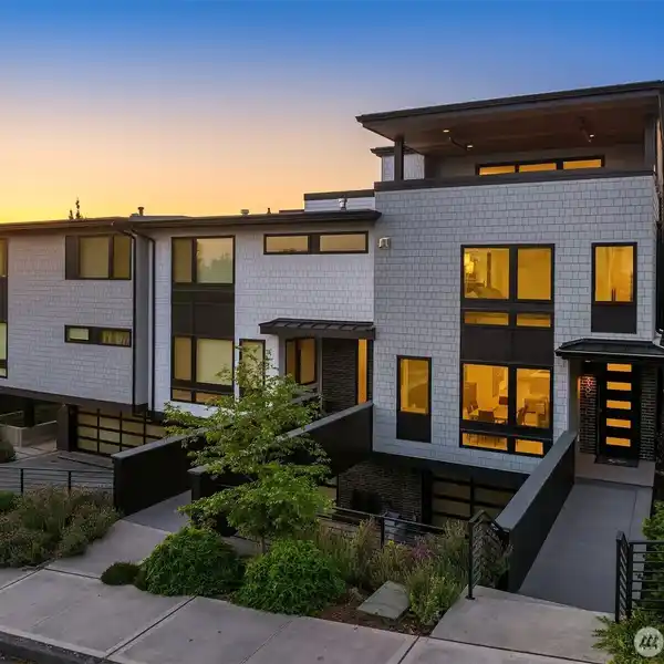 THOUGHTFULLY APPOINTED MODERN CITY HOME