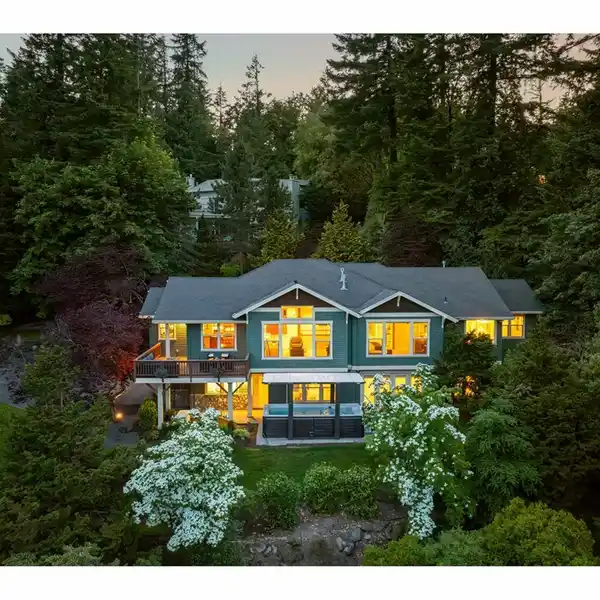 SERENE RETREAT WITH SWEEPING MT. HOOD VIEWS