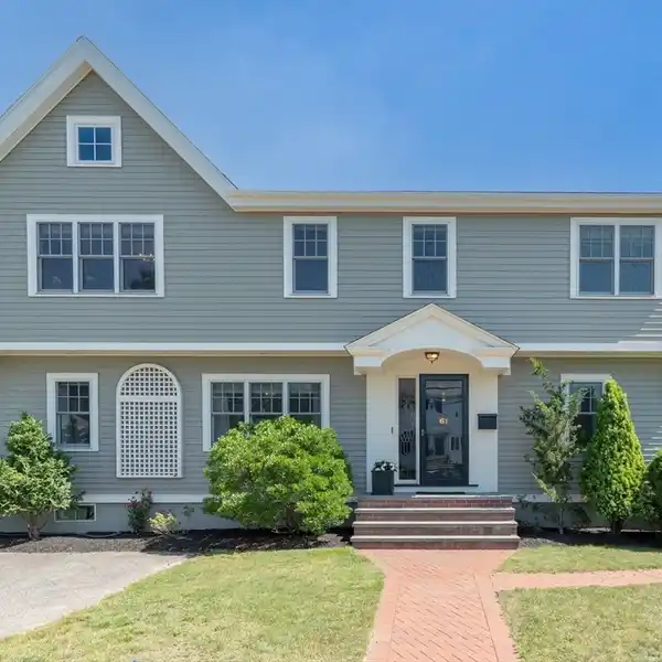 GARRISON COLONIAL IN KELWYN MANOR