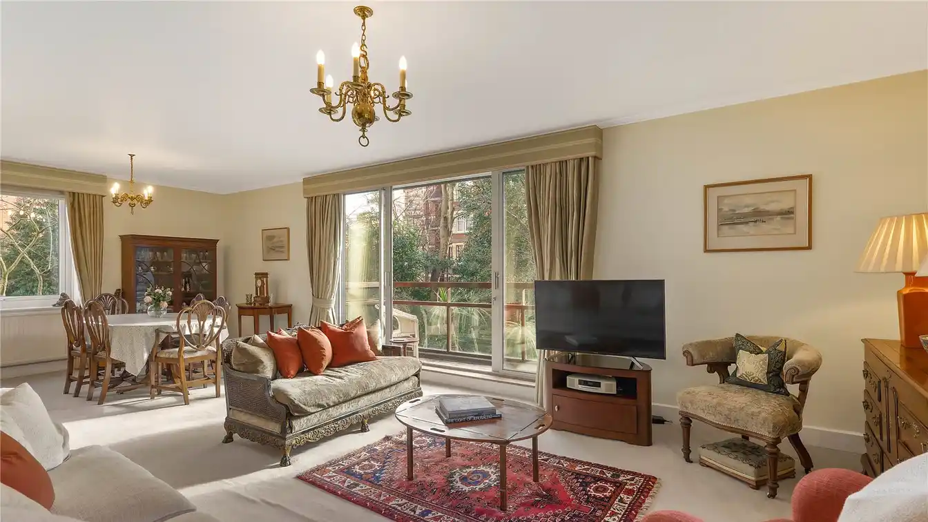 Bright Four-bedroom Apartment