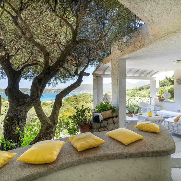 SPECTACULAR RESIDENCE WITH SPARKLING BAY VIEWS