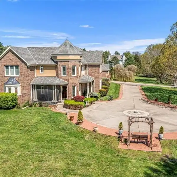 VERSATILE PROPERTY IN PRIME LOCATION
