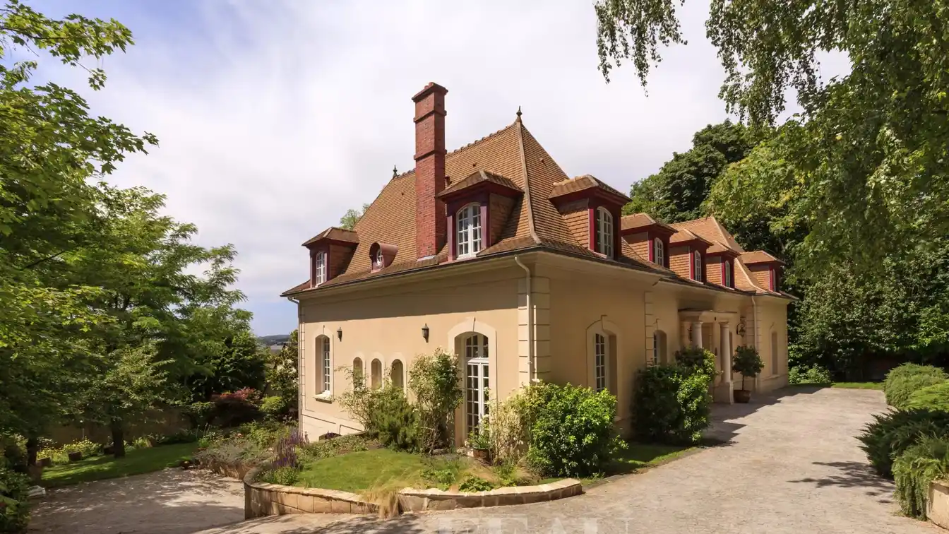 Magnificent Property in Sought-after Glatigny