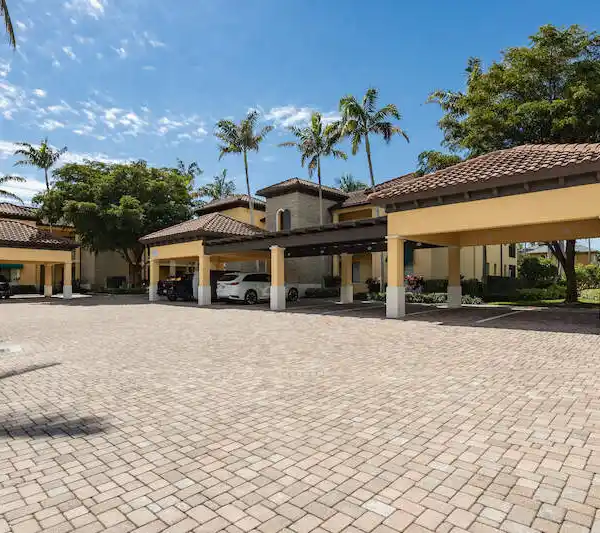 LUXURY LIVING AT NAPLES BAY RESORT