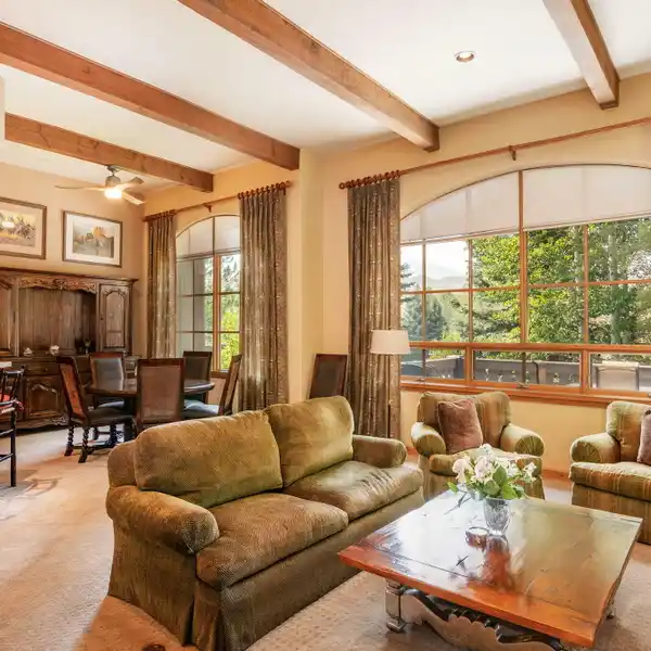 BEAUTIFUL SUNPOINTE TOWNHOME