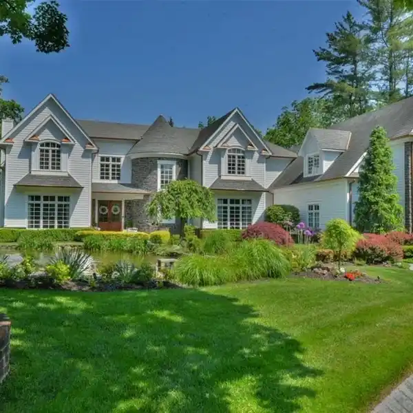 GRAND HOME WITH QUALITY AND COMFORT THROUGHOUT
