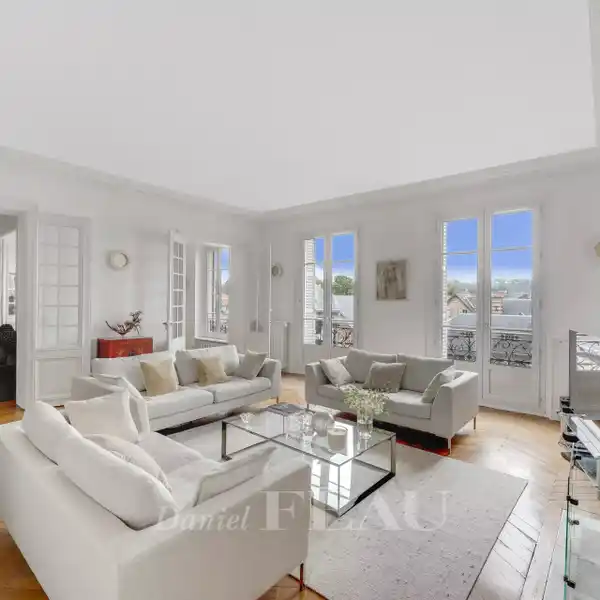 MAGNIFICENT APARTMENT WITH SUPERB PERIOD FEATURES