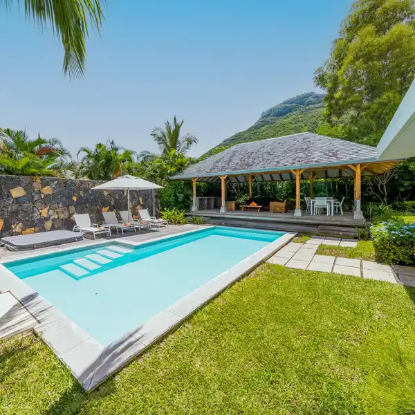 TROPICAL LUXURY WITH REFINED DESIGN