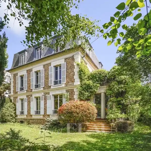 EXPANSIVE VILLA FULL OF POTENTIAL