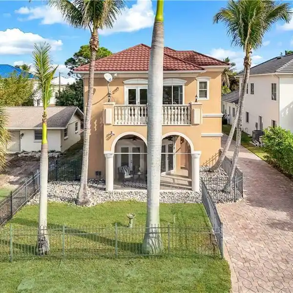 VERSATILE PROPERTY IN NAPLES PARK