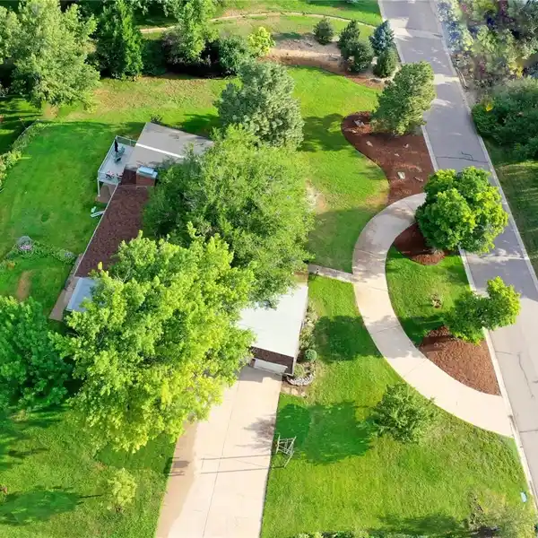 CHARMING CUL-DE-SAC GEM WITH SCENIC PRIVACY