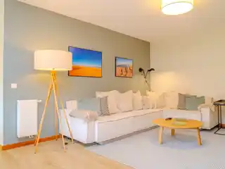 Contemporary Villa Merging Urban Sophistication with Natural Calm