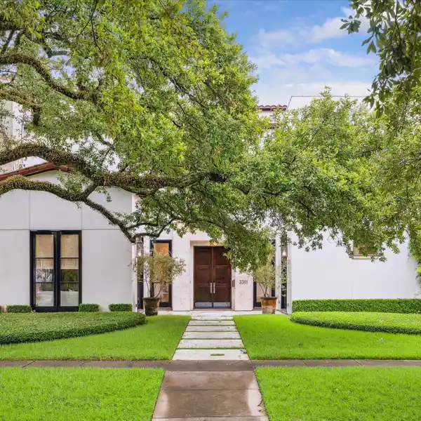 EXPERTLY DESIGNED RESIDENCE IN WEST UNIVERSITY PLACE