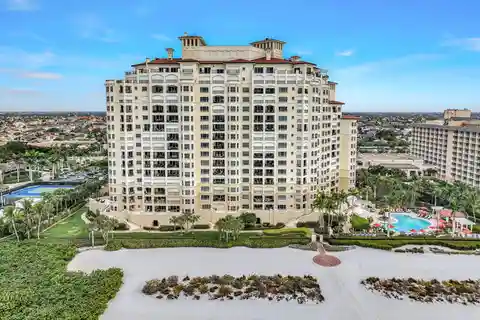 Elegant Condo on Crescent Beach