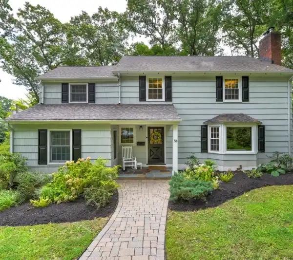 CHARMING COLONIAL HOME IN MOUNTAIN LAKES