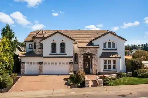 Beautiful Home Next to Scenic Trails