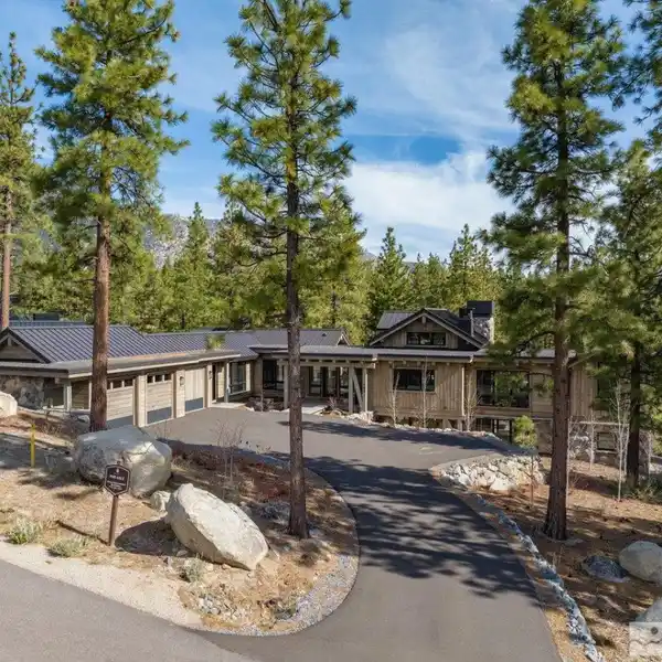MOUNTAIN RETREAT DESIGNED FOR LUXURY AND ADVENTURE
