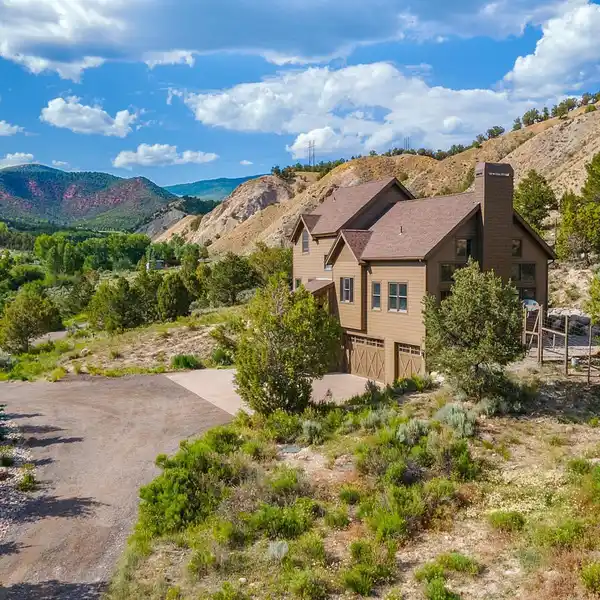 EXCEPTIONAL RESIDENCE ON JUST UNDER 12 ACRES