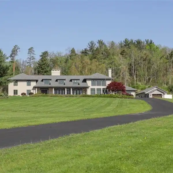 LIGONIER HUNT COUNTRY ESTATE ON 44 ACRES